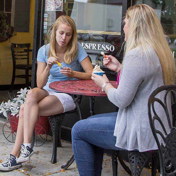 Two female students eating at Divino Gelato